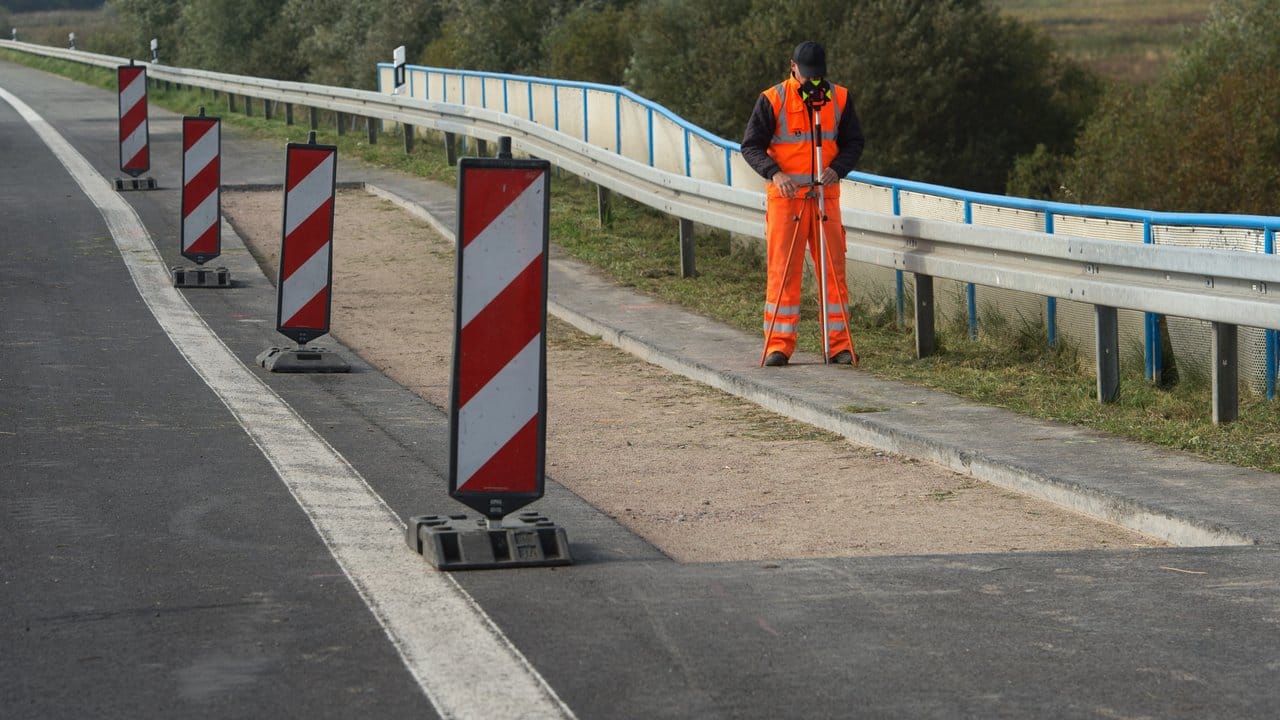 Vermessung auf der abgesackten Autobahn A20 in Fahrtrichtung Lübeck. Vermessung auf der abgesackten Autobahn A20 in Fahrtrichtung Lübeck.
