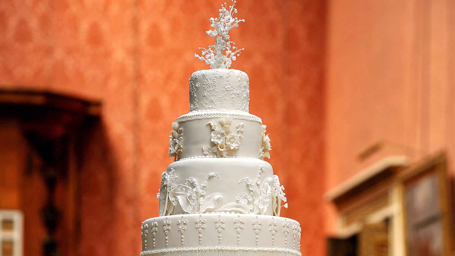 Diese achtstöckige Torte wurde bei der Hochzeit serviert.