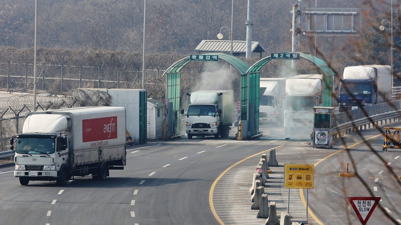 Abzug aus Kaesong: Südkoreanische Firmen verlassen im Februar 2016 die nordkoreanische Sonderwirtschaftszone. Abzug aus Kaesong: Südkoreanische Firmen verlassen im Februar 2016 die nordkoreanische Sonderwirtschaftszone.