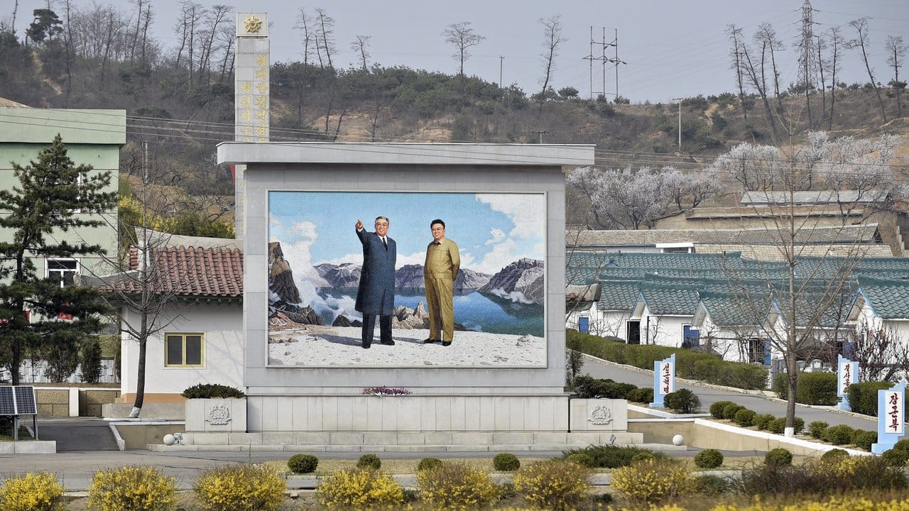 Allgegenwärtig: Staatsgründer Kim Il Sung und sein Sohn Kim Jong Il grüßen von einem Wandbild. Allgegenwärtig: Staatsgründer Kim Il Sung und sein Sohn Kim Jong Il grüßen von einem Wandbild.