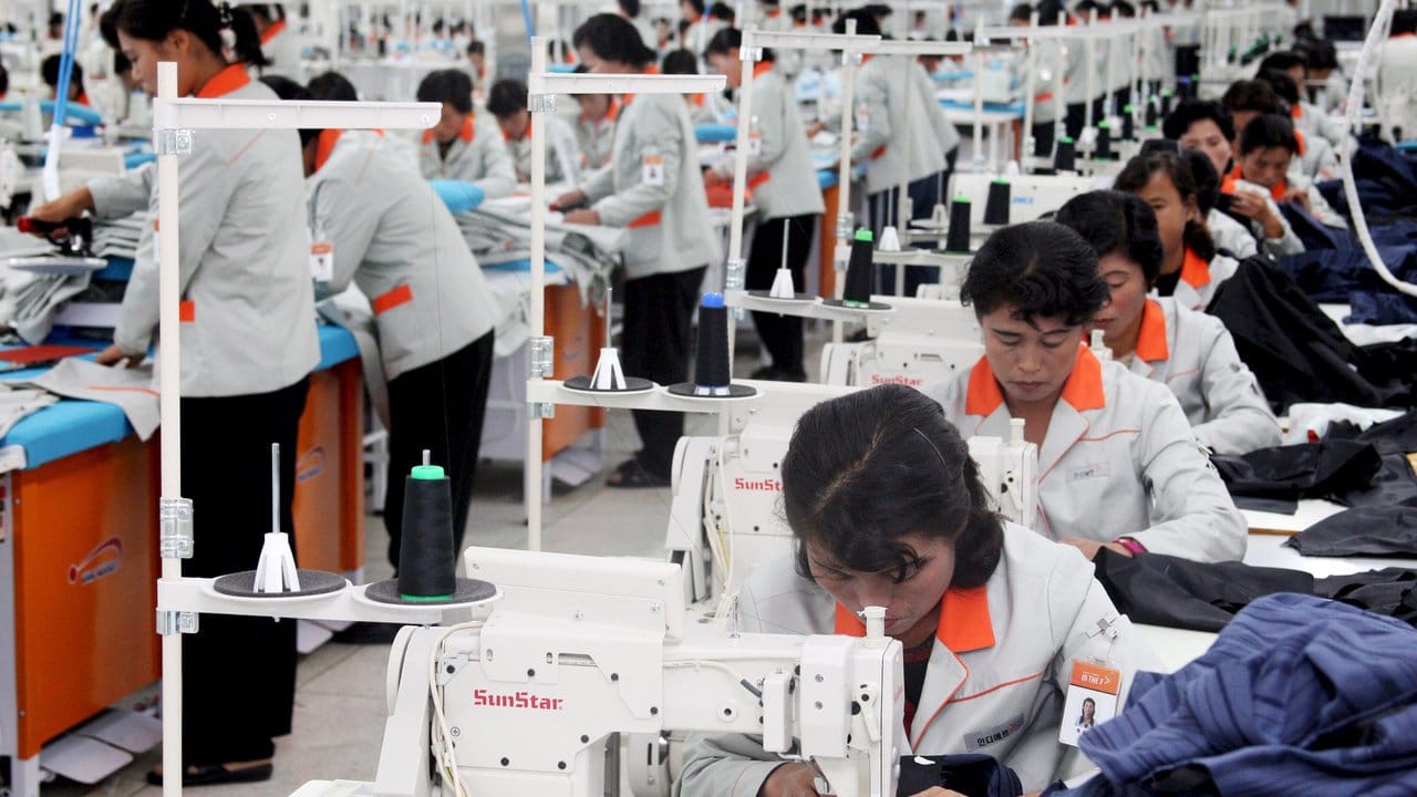In der inzwischen aufgelösten Sonderwirtschaftszone Kaesong produzierten nordkoreanische Arbeiter für südkoreanische Firmen. In der inzwischen aufgelösten Sonderwirtschaftszone Kaesong produzierten nordkoreanische Arbeiter für südkoreanische Firmen.