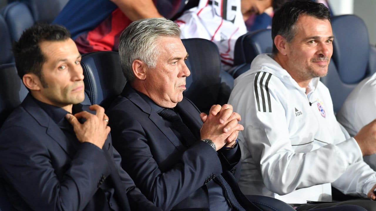 Am Abend vor dem großen Knall: Bayerns Noch-Trainer Carlo Ancelotti (M. Am Abend vor dem großen Knall: Bayerns Noch-Trainer Carlo Ancelotti (M.