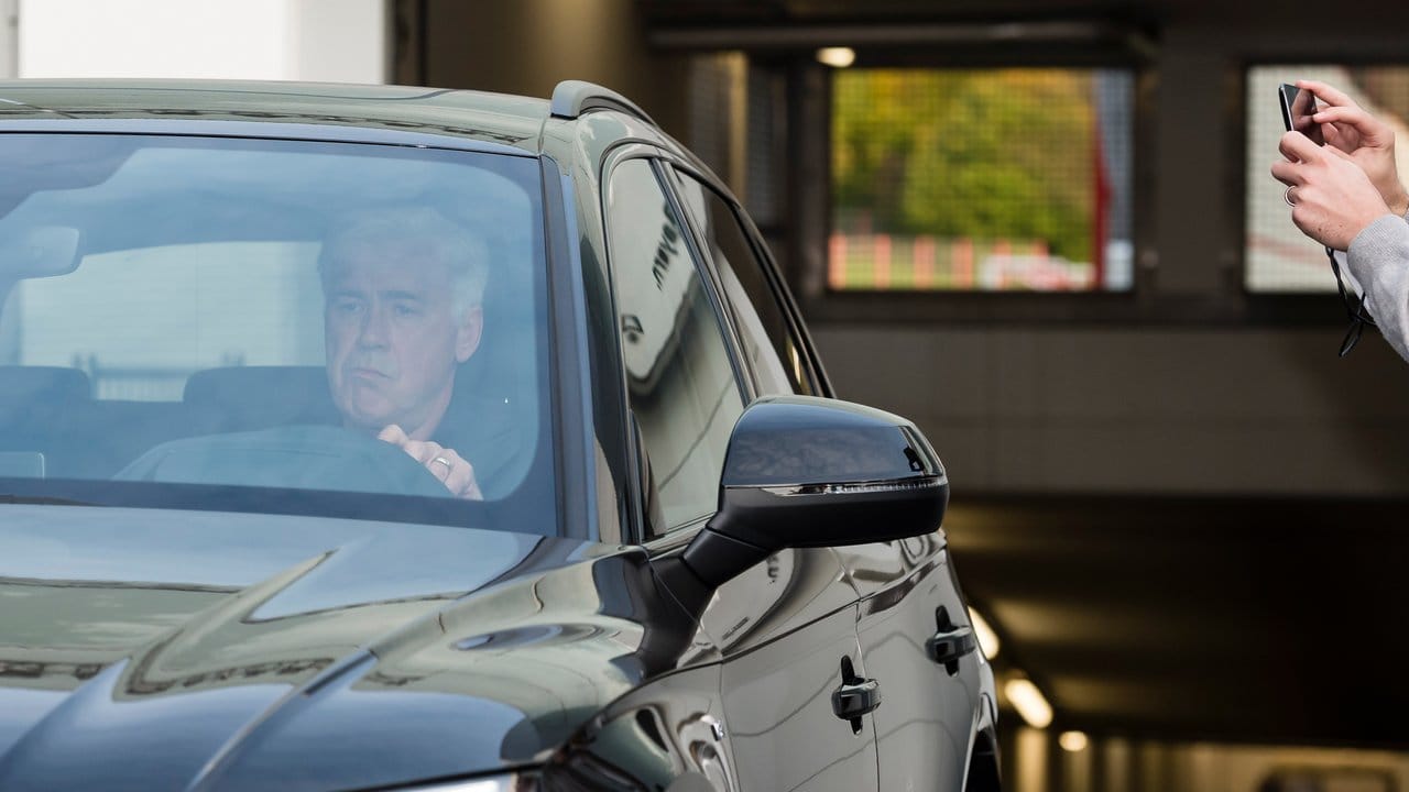 Abfahrt: Der soeben gefeuerte Bayern-Trainer Carlo Ancelotti verlässt das Trainingsgelände an der Säbener Straße. Abfahrt: Der soeben gefeuerte Bayern-Trainer Carlo Ancelotti verlässt das Trainingsgelände an der Säbener Straße.