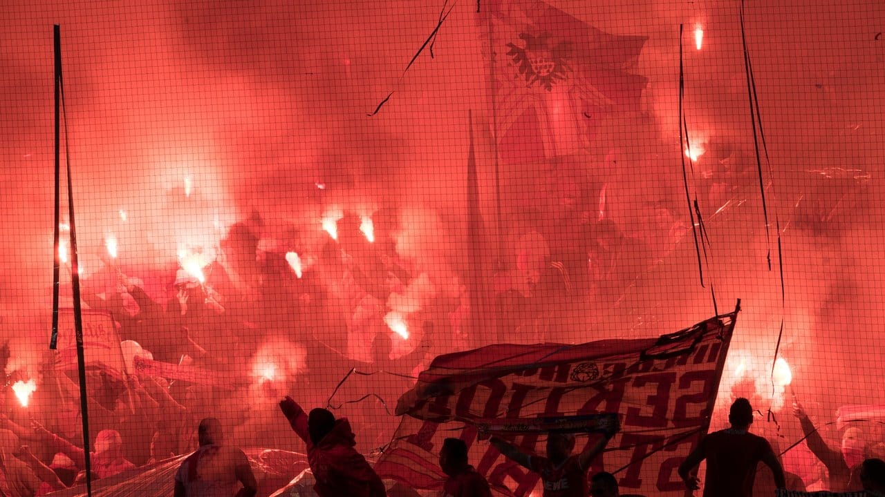 Kölner Fans brennen im Stadion Pyrotechnik ab. Kölner Fans brennen im Stadion Pyrotechnik ab.