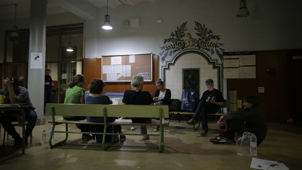 Bürgerkomitees, die sich für die Durchführung der Volksabstimmung einsetzen, forderten die Bevölkerung auf, Schulen und andere Gebäude zu besetzen, die als Wahllokale dienen sollen. Bürgerkomitees, die sich für die Durchführung der Volksabstimmung einsetzen, forderten die Bevölkerung auf, Schulen und andere Gebäude zu besetzen, die als Wahllokale dienen sollen.