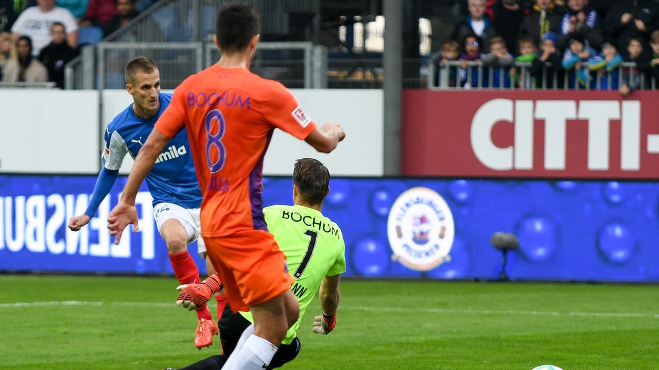 Kiels Dominick Drexler (l) erzielt gegen Bochums Torwart Manuel Riemann den Treffer zum 3:0. Kiels Dominick Drexler (l) erzielt gegen Bochums Torwart Manuel Riemann den Treffer zum 3:0.