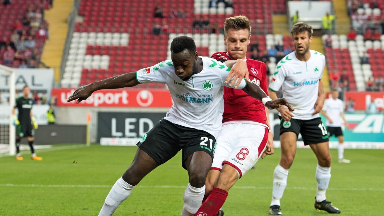 Der Fürther Khaled Narey (l) im Zweikampf mit Gino Fechner vom FC Kaiserslautern. Der Fürther Khaled Narey (l) im Zweikampf mit Gino Fechner vom FC Kaiserslautern.
