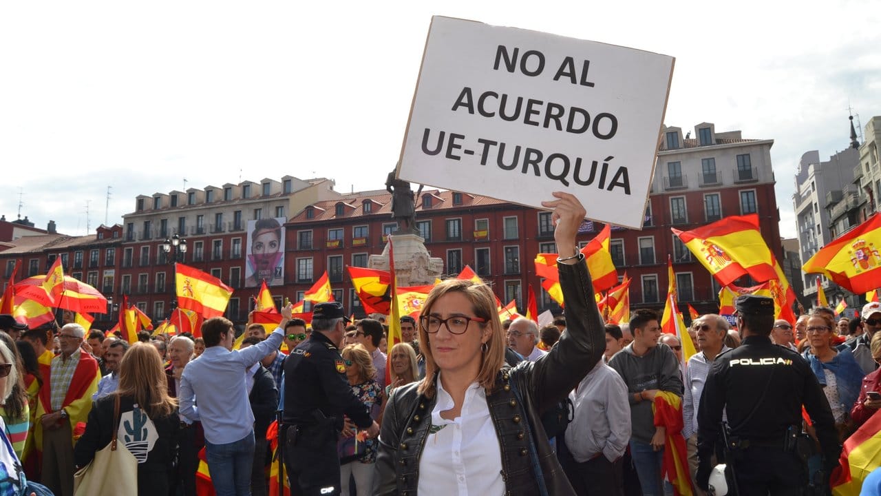 Menschen mit spanischen Flaggen demonstrieren in Valladolid gegen das geplante Trennungsreferendum in Katalonien. Menschen mit spanischen Flaggen demonstrieren in Valladolid gegen das geplante Trennungsreferendum in Katalonien.