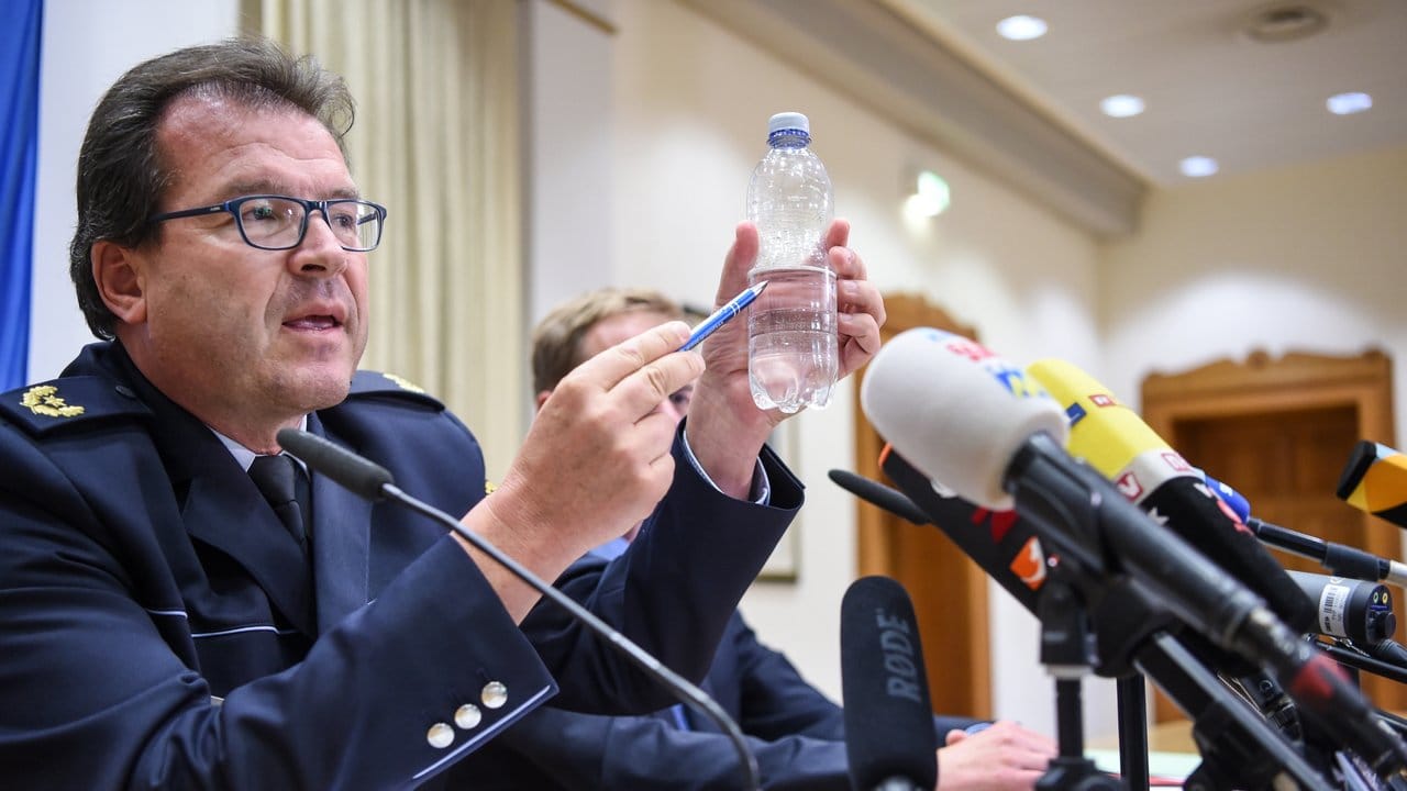 Polizeivizepräsident Uwe Stürmer zeigt in Konstanz beispielhaft eine Plastikflasche, um die Giftmenge zu demonstrieren. Polizeivizepräsident Uwe Stürmer zeigt in Konstanz beispielhaft eine Plastikflasche, um die Giftmenge zu demonstrieren.