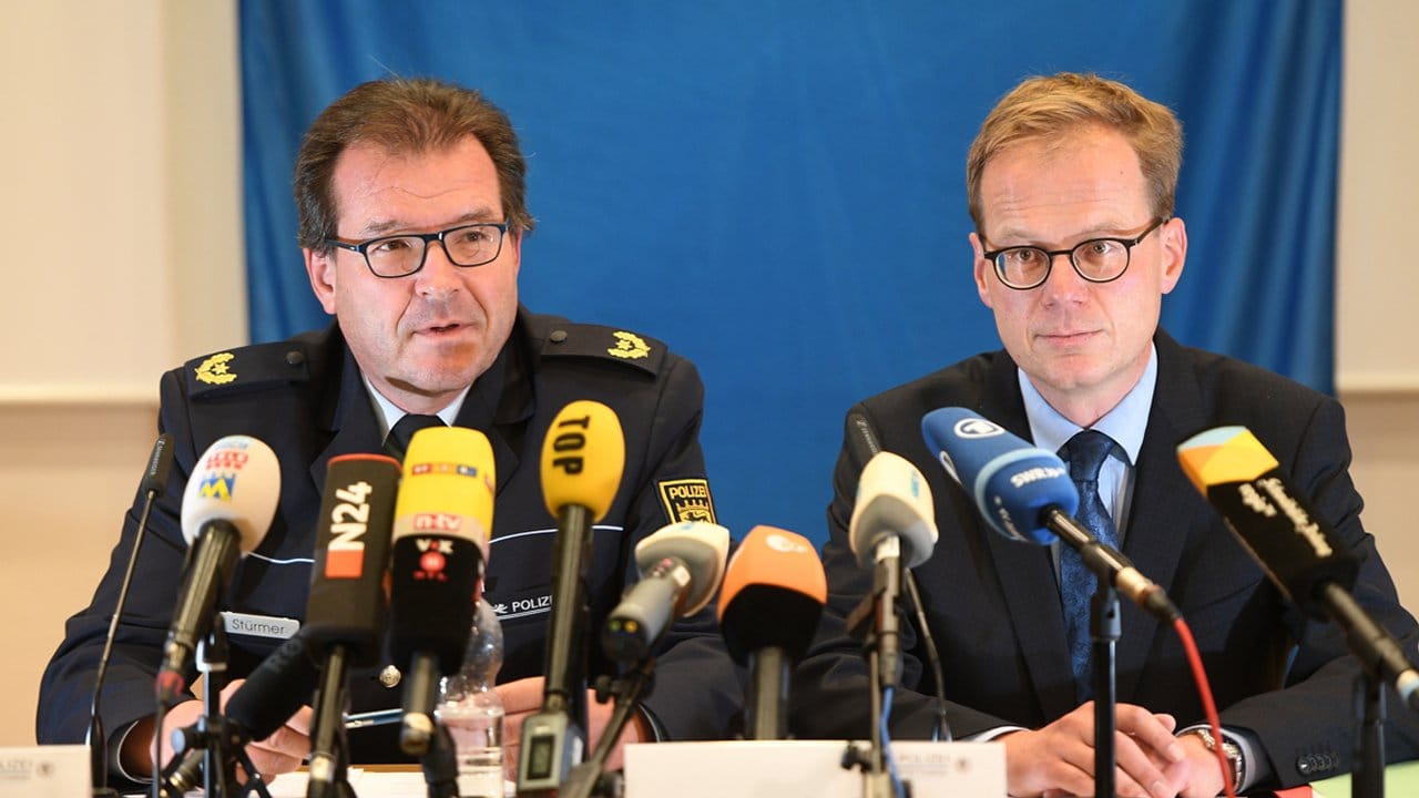 Polizeivizepräsident Uwe Stürmer (l) vom Polizeipräsidium Konstanz und Oberstaatsanwalt Alexander Boger sprechen bei einer Pressekonferenz. Polizeivizepräsident Uwe Stürmer (l) vom Polizeipräsidium Konstanz und Oberstaatsanwalt Alexander Boger sprechen bei einer Pressekonferenz.