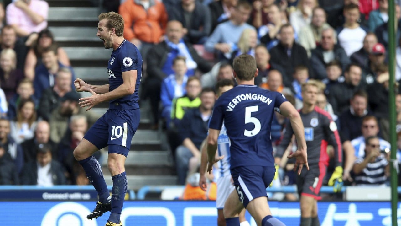 Tottenhams Harry Kane (l) jubelt über seinen zweiten Treffer gegen Huddersfield mit seinem Teamkollegen.