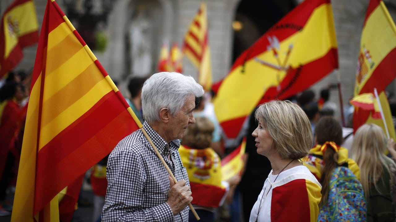 Menschen mit katalanischen Flaggen demonstrieren in Barcelona im Vorfeld des geplanten Trennungsreferendums. Menschen mit katalanischen Flaggen demonstrieren in Barcelona im Vorfeld des geplanten Trennungsreferendums.