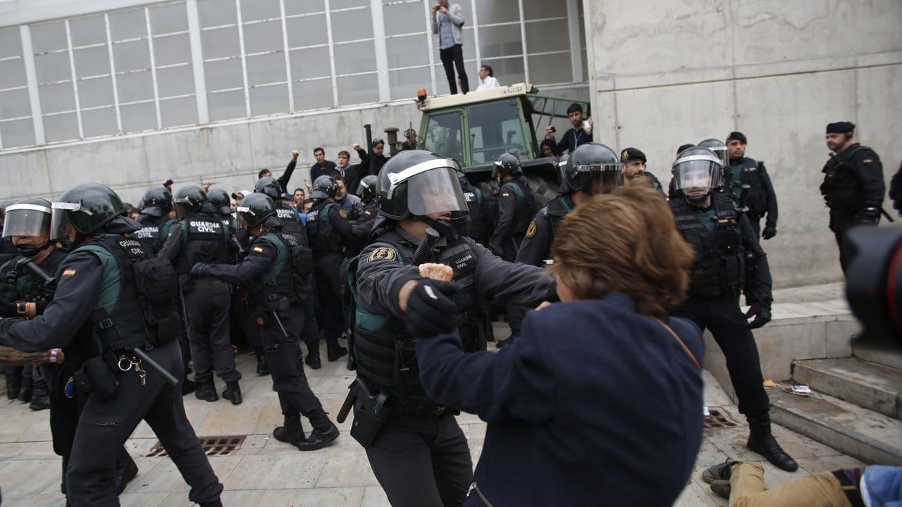 Einheiten der Guardia Civil, der spanischen Nationalpolizei, gehen in Santa Julia de Ramis bei Girona gegen Menschen vor, die vor einem zum Wahllokal umfunktionierten Sportcenter warten. Einheiten der Guardia Civil, der spanischen Nationalpolizei, gehen in Santa Julia de Ramis bei Girona gegen Menschen vor, die vor einem zum Wahllokal umfunktionierten Sportcenter warten.