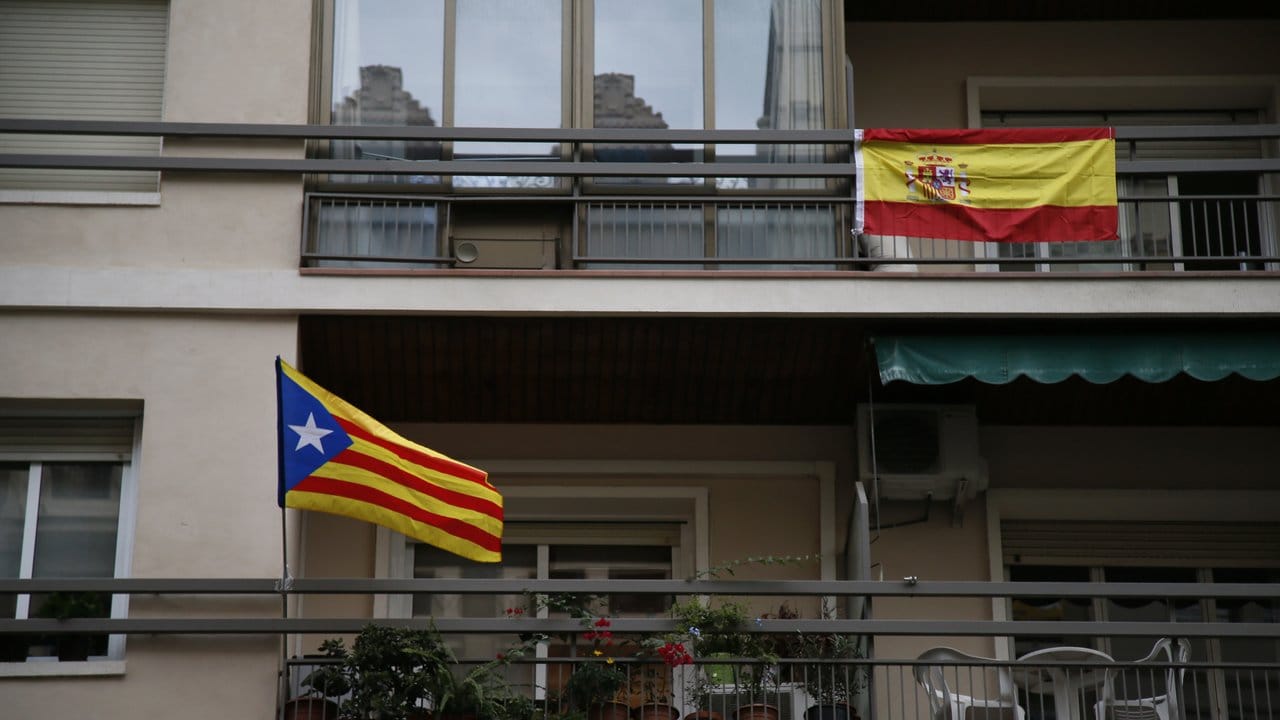 Die spanische Nationalflagge und die Flagge der Unabhängigkeit Kataloniens, die "Estelada Blava", auf zwei Balkonen in Barcelona. Die spanische Nationalflagge und die Flagge der Unabhängigkeit Kataloniens, die "Estelada Blava", auf zwei Balkonen in Barcelona.