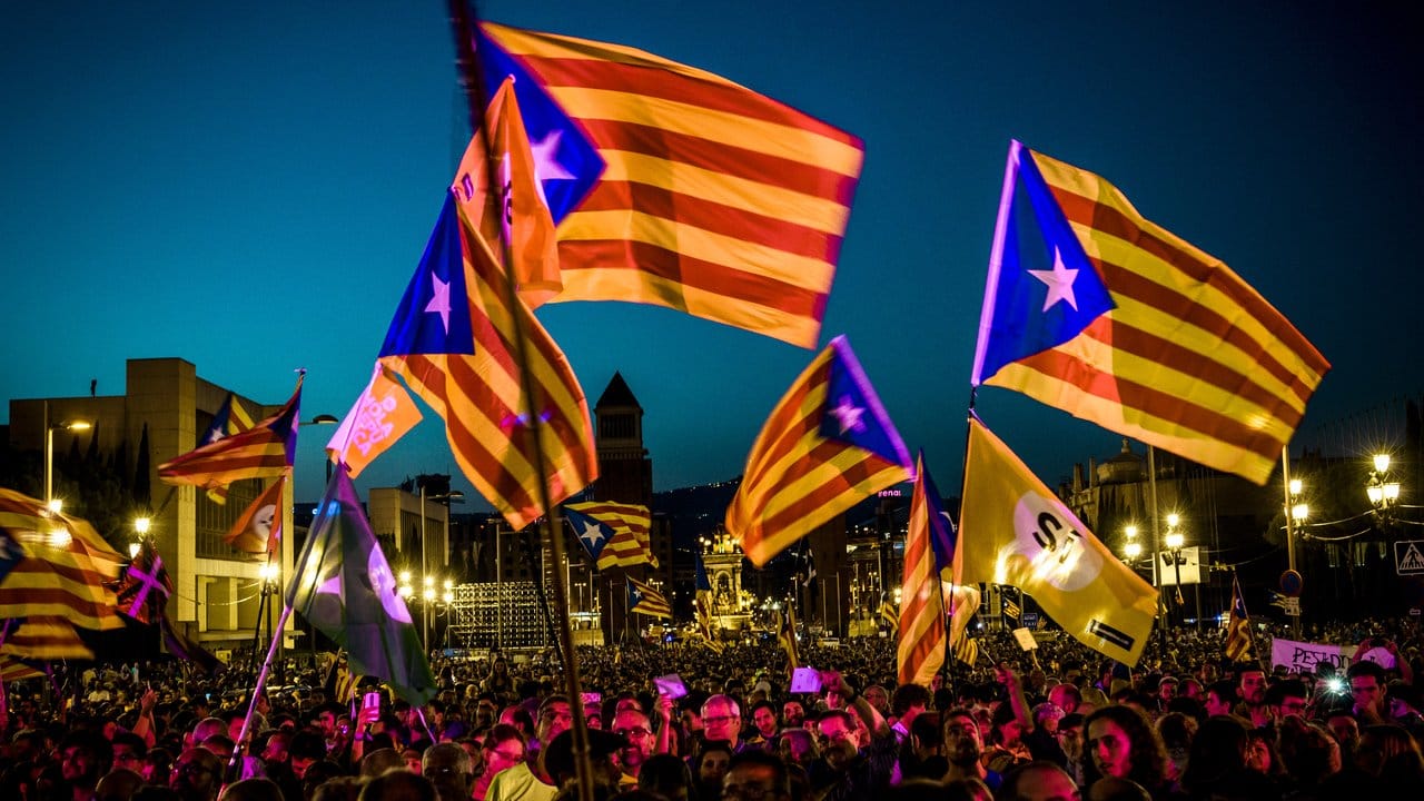 Am Ende einer Veranstaltung zur Unterstützung des Referendums werden in Barcelona katalanische Fahnen geschwenkt. Am Ende einer Veranstaltung zur Unterstützung des Referendums werden in Barcelona katalanische Fahnen geschwenkt.