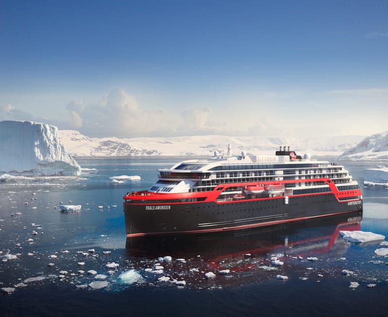 Erstes Expeditionsschiff mit Hybrid-Technologie: Die "Roald Amundsen" von Hurtigruten kann in einigen Phasen emissionsfrei fahren.