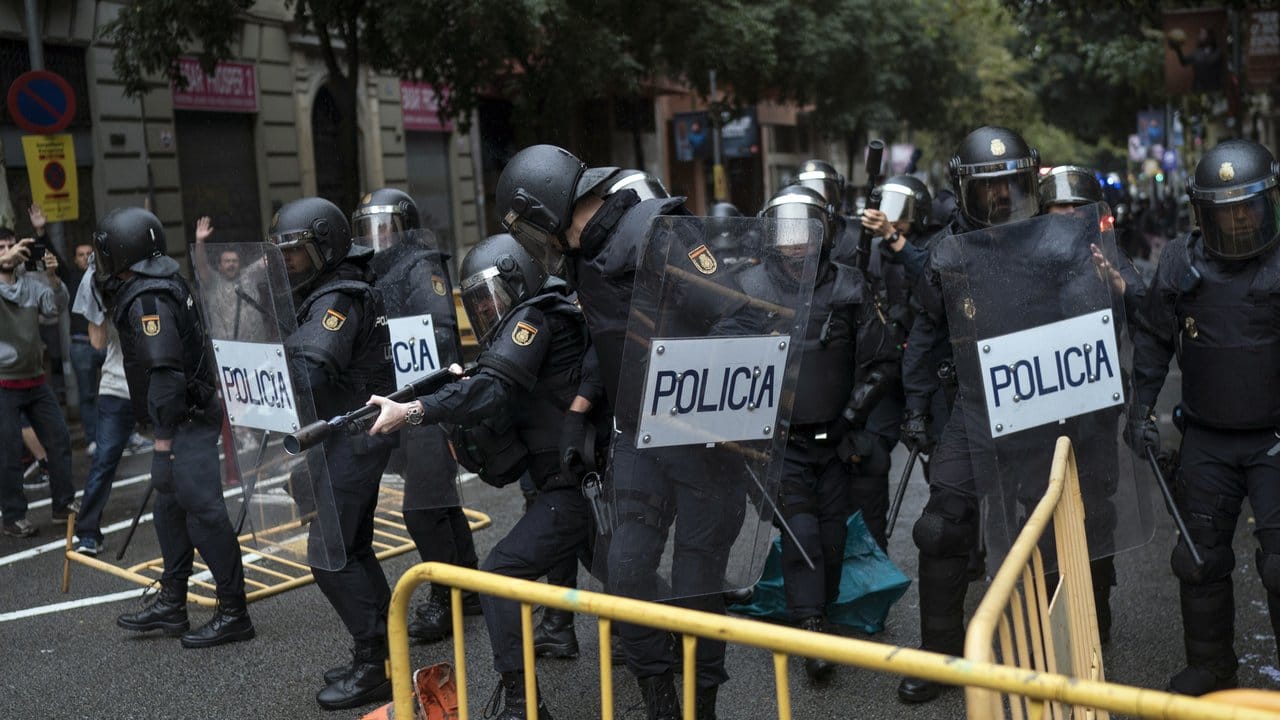 Einheiten der spanischen Nationalpolizei beseitigen Absperrungen, die man ihnen in den Weg geworfen hat. Einheiten der spanischen Nationalpolizei beseitigen Absperrungen, die man ihnen in den Weg geworfen hat.