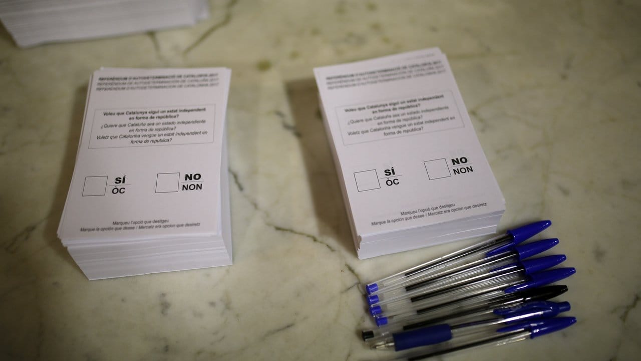 Wahlzettel und Stifte in einem zum Wahllokal umfunktionierten Sportcenter. Wahlzettel und Stifte in einem zum Wahllokal umfunktionierten Sportcenter.