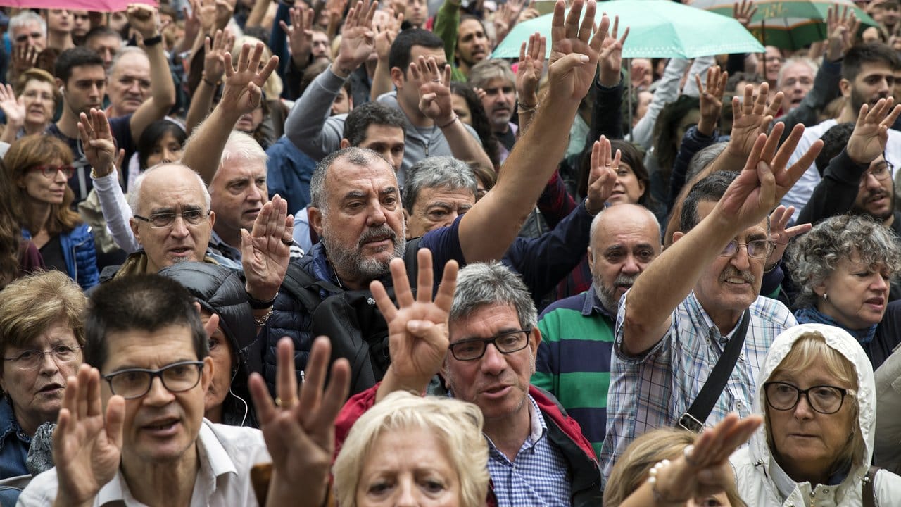 Vor einem Wahllokal singen Menschen katalanische Lieder. Vor einem Wahllokal singen Menschen katalanische Lieder.