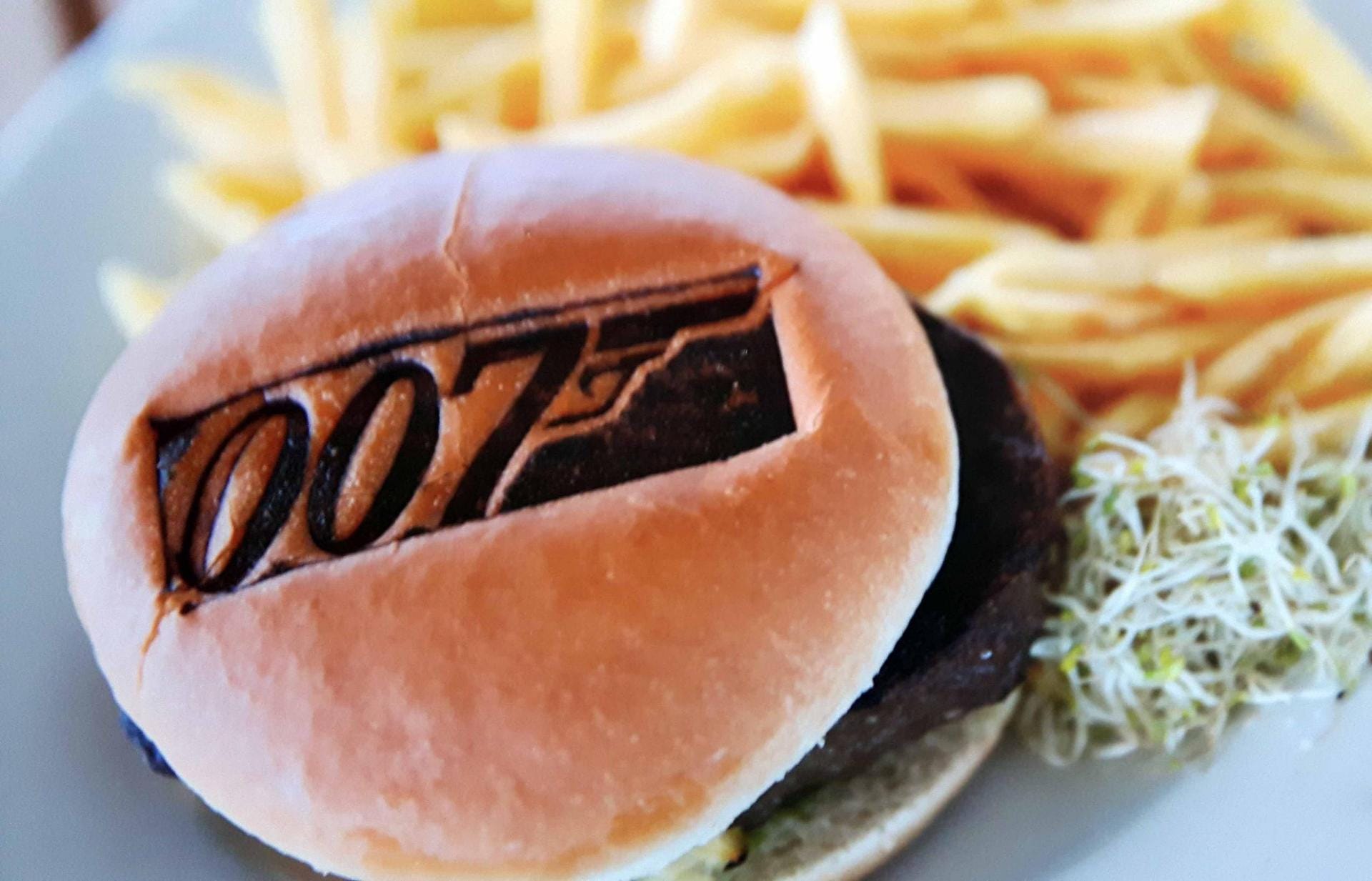Auch die Burger im Drehrestaurant des Piz Gloria tragen das 007-Logo.