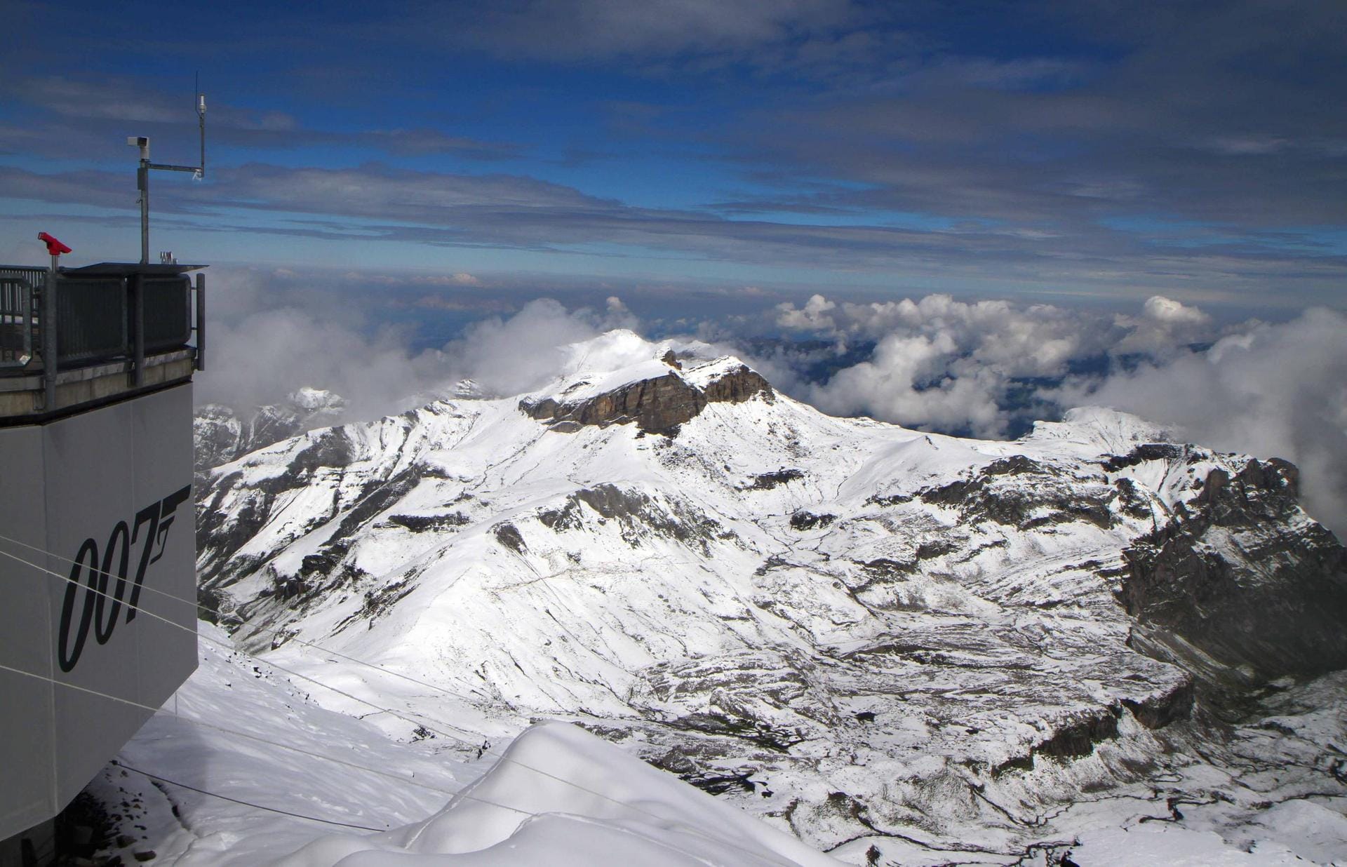 Der Blick vom Schilthorn auf die umliegende Schweizer Bergwelt lädt zum Staunen ein.