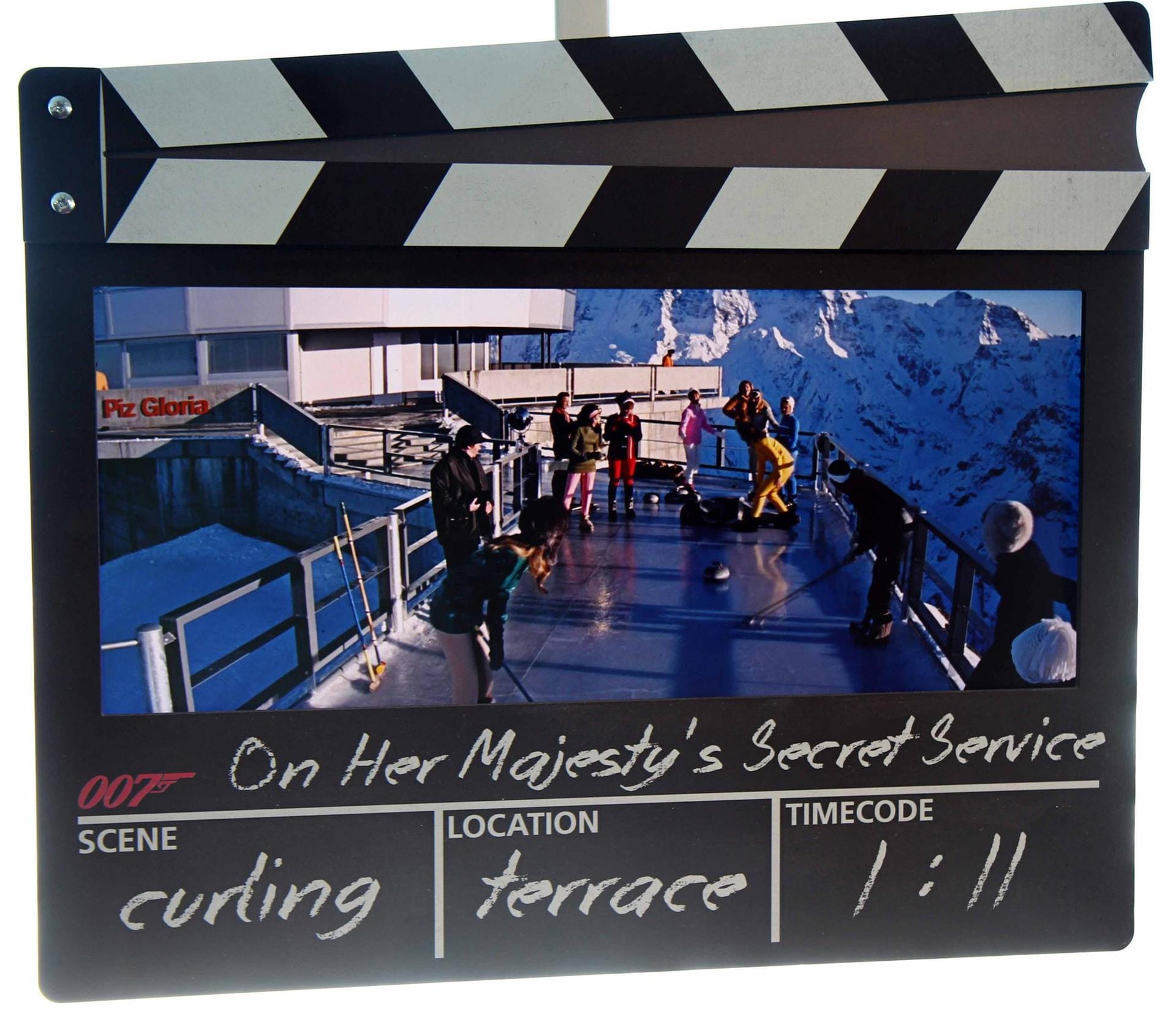 Eine alte Filmklappe zeigt Szenen aus dem Bond-Film.