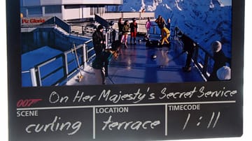 Eine alte Filmklappe zeigt Szenen aus dem Bond-Film.
