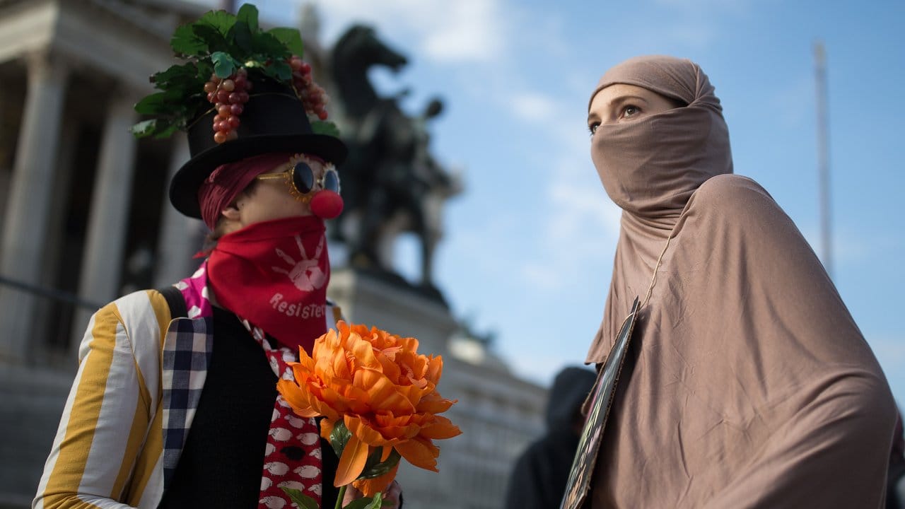Kostümierte Frauen demonstrieren vor dem Parlament in Wien bei der Protestveranstaltung "Traditioneller Clownspaziergang gegen das Verschleierungsverbot".