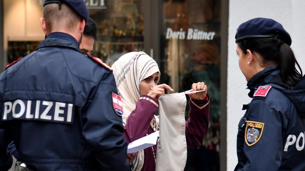 Eine Polizeistreife spricht in Zell am See mit einer Muslimin.