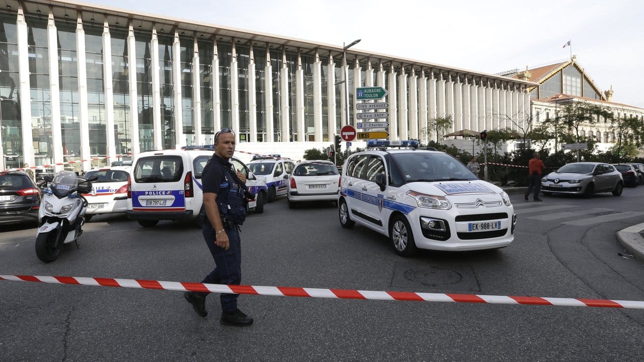 Ein französischer Polizist patrouilliert in Marseille vor dem Bahnhof.