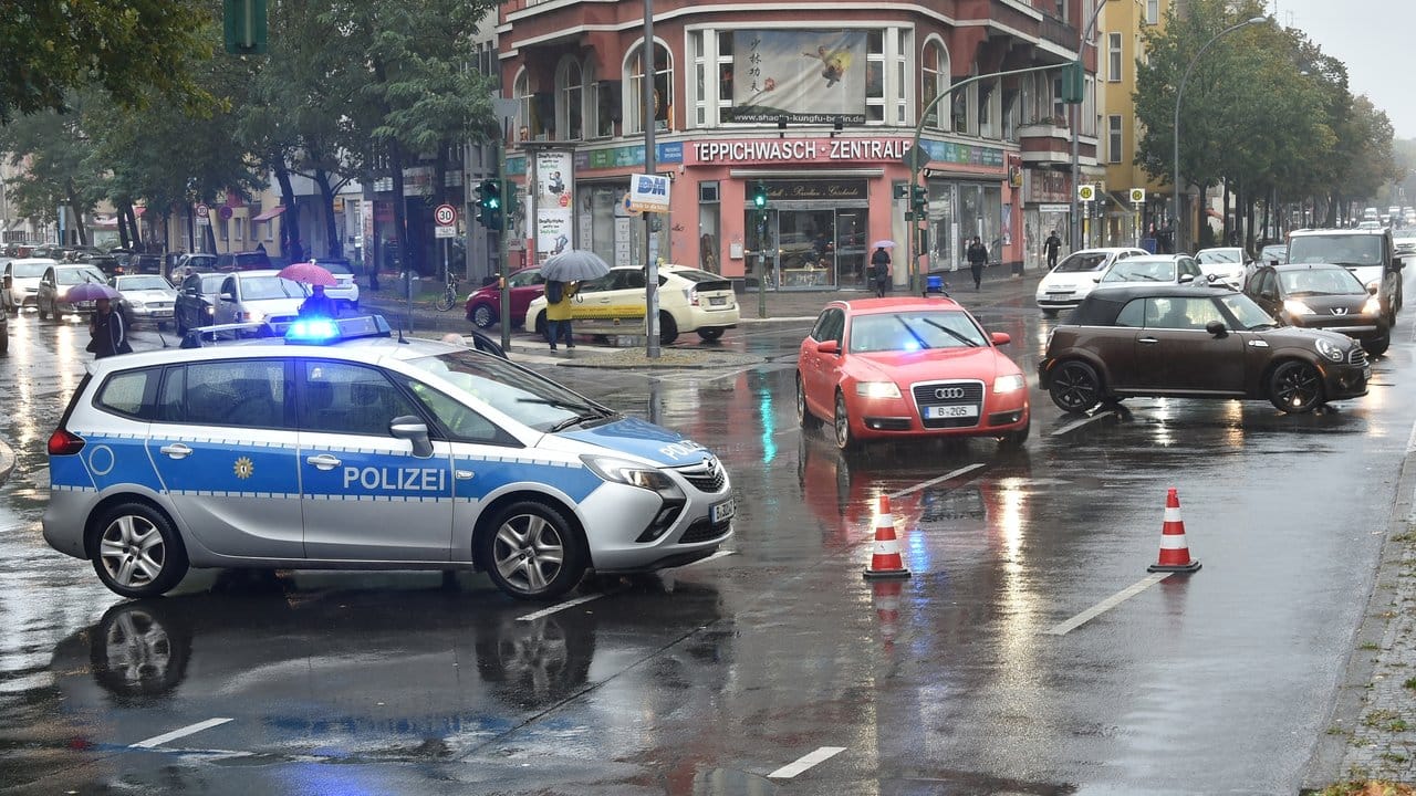 Ein Polizeifahrzeug sperrt nach dem Bombenfund in Berlin die Zufahrt zum Innsbrucker Platz.