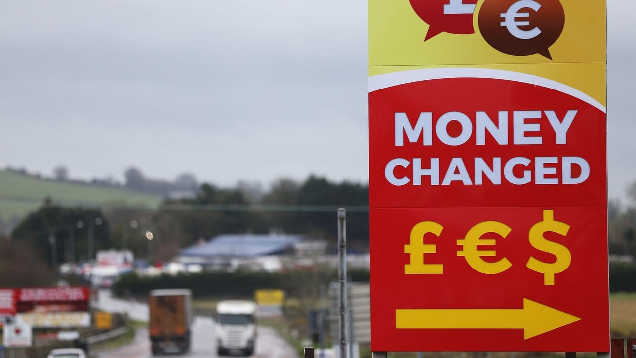 Werbetafel einer Wechselstube zum Tausch von Pfund und Euro an der Grenze zwischen der Republik Irland und der britischen Region Nordirland. Werbetafel einer Wechselstube zum Tausch von Pfund und Euro an der Grenze zwischen der Republik Irland und der britischen Region Nordirland.