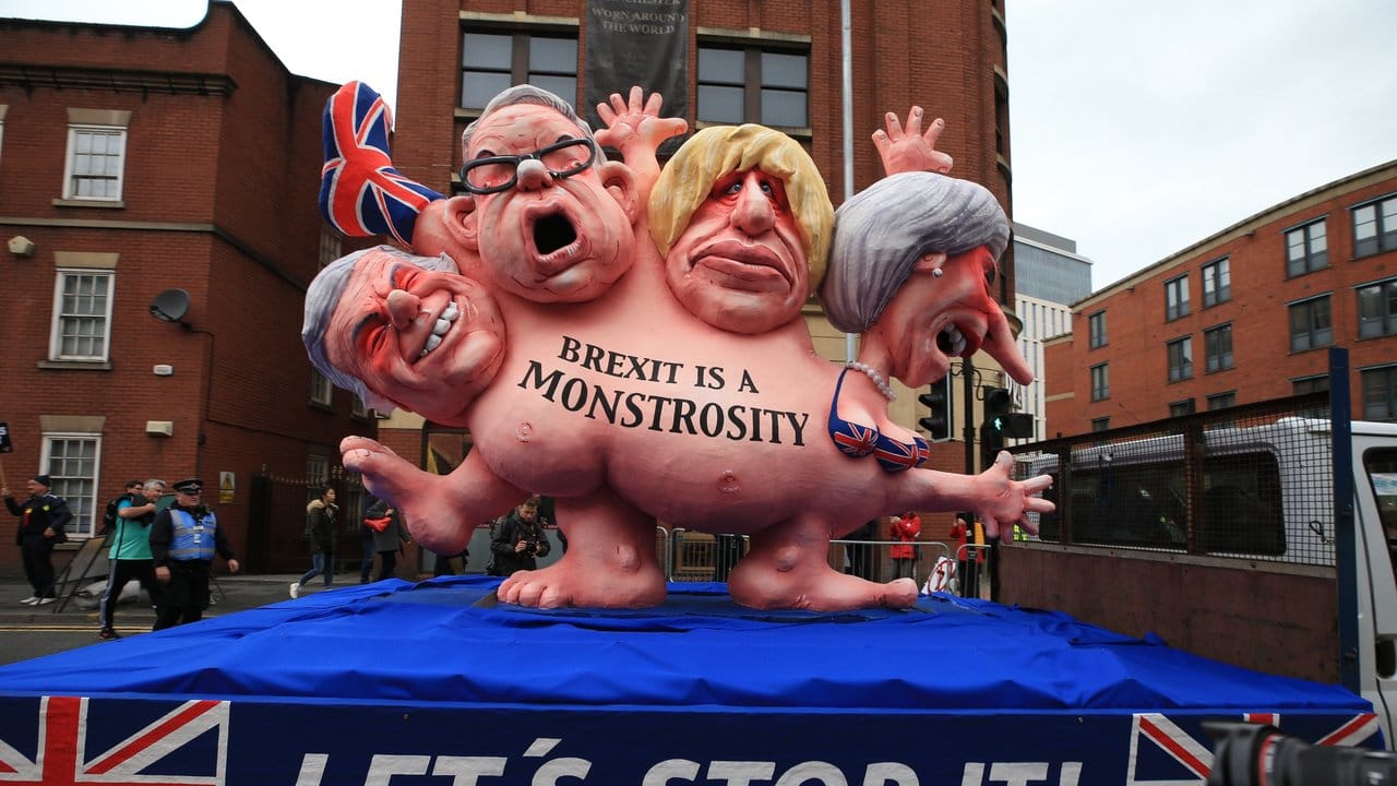 Vor dem Parteitag der britischen Konservativen: Ein Wagen mit Figuren, die den britischen Chefunterhändler David Davis, Umweltminister Michael Gove, Außenminister Boris Johnson und Premierministerin Theresa May karikieren. Vor dem Parteitag der britischen Konservativen: Ein Wagen mit Figuren, die den britischen Chefunterhändler David Davis, Umweltminister Michael Gove, Außenminister Boris Johnson und Premierministerin Theresa May karikieren.