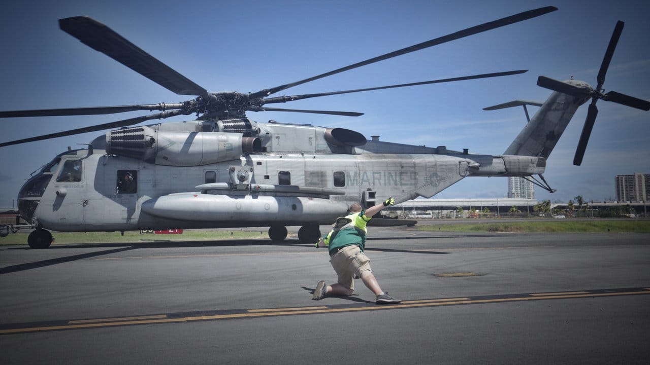 Ein mit Hilfsgütern beladener Helikopter der US-Marine landet in San Juan (Puerto Rico). Ein mit Hilfsgütern beladener Helikopter der US-Marine landet in San Juan (Puerto Rico).