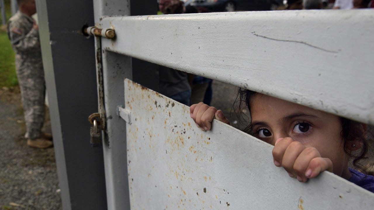 Puertoricanische Kinder beobachten Mitglieder der US-Nationalgarde, die Hilfsgüter für die von Hurrikan "Maria" betroffenen Gebiete ausladen. Puertoricanische Kinder beobachten Mitglieder der US-Nationalgarde, die Hilfsgüter für die von Hurrikan "Maria" betroffenen Gebiete ausladen.