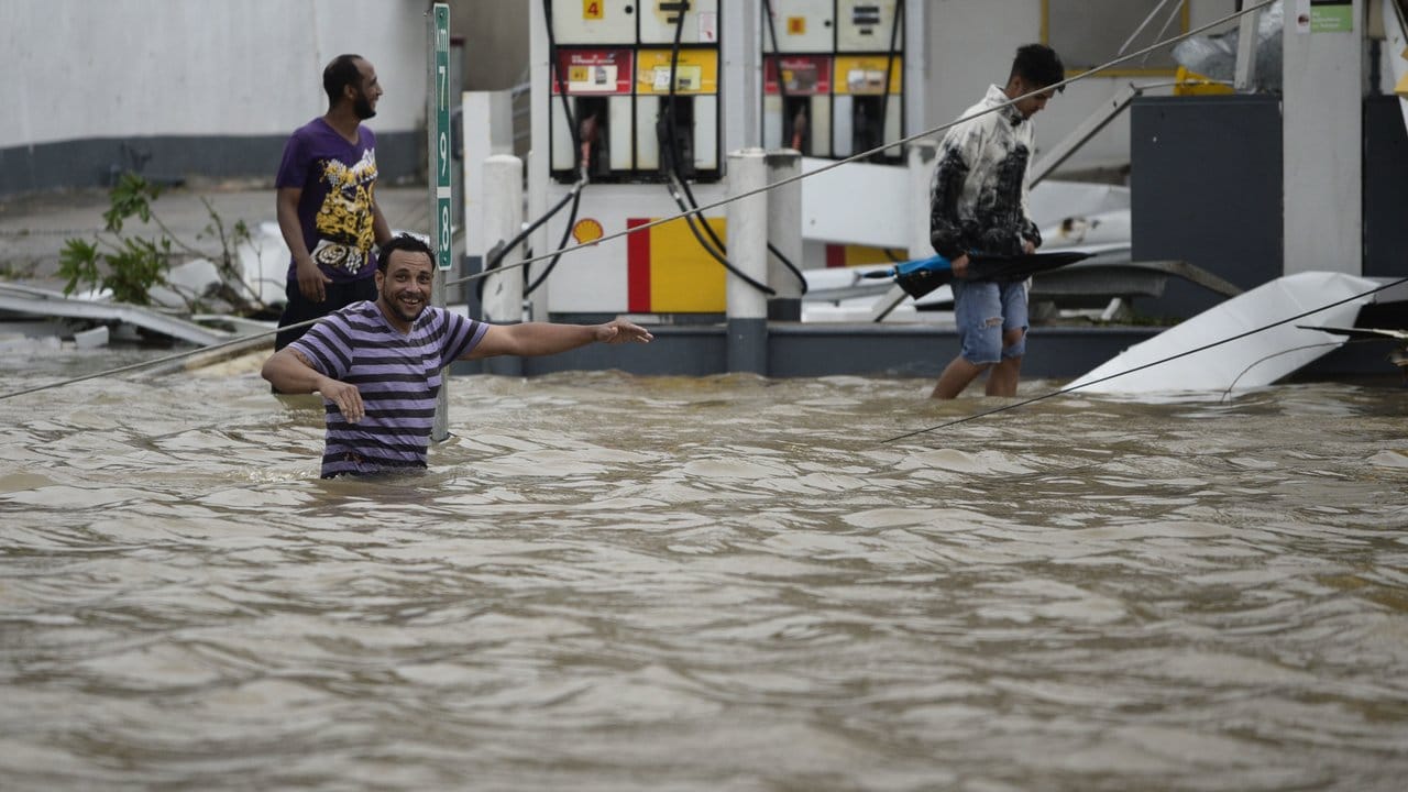 Hurrikan "Maria" war mit Windgeschwindigkeiten von bis zu 250 Stundenkilometern über Puerto Rico hinweggezogen. Hurrikan "Maria" war mit Windgeschwindigkeiten von bis zu 250 Stundenkilometern über Puerto Rico hinweggezogen.