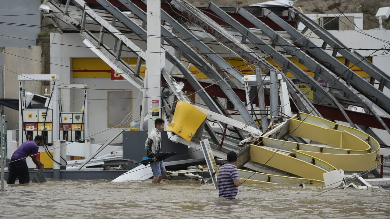 Zerstörte Tankstelle: Vielfach wurde die Hilfe in Puerto Rico durch fehlenden Sprit behindert. Zerstörte Tankstelle: Vielfach wurde die Hilfe in Puerto Rico durch fehlenden Sprit behindert.