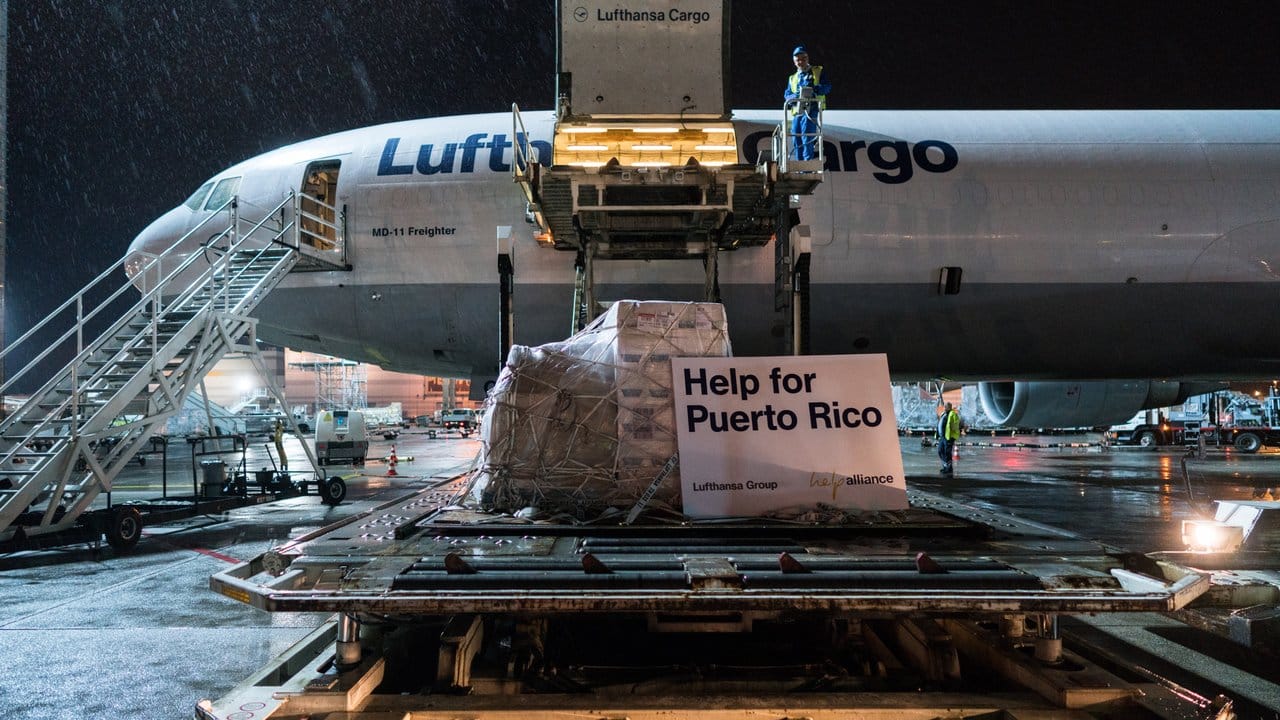 Eine Lufthansa-Maschine mit Hilfsgütern für Puerto Rico. Eine Lufthansa-Maschine mit Hilfsgütern für Puerto Rico.