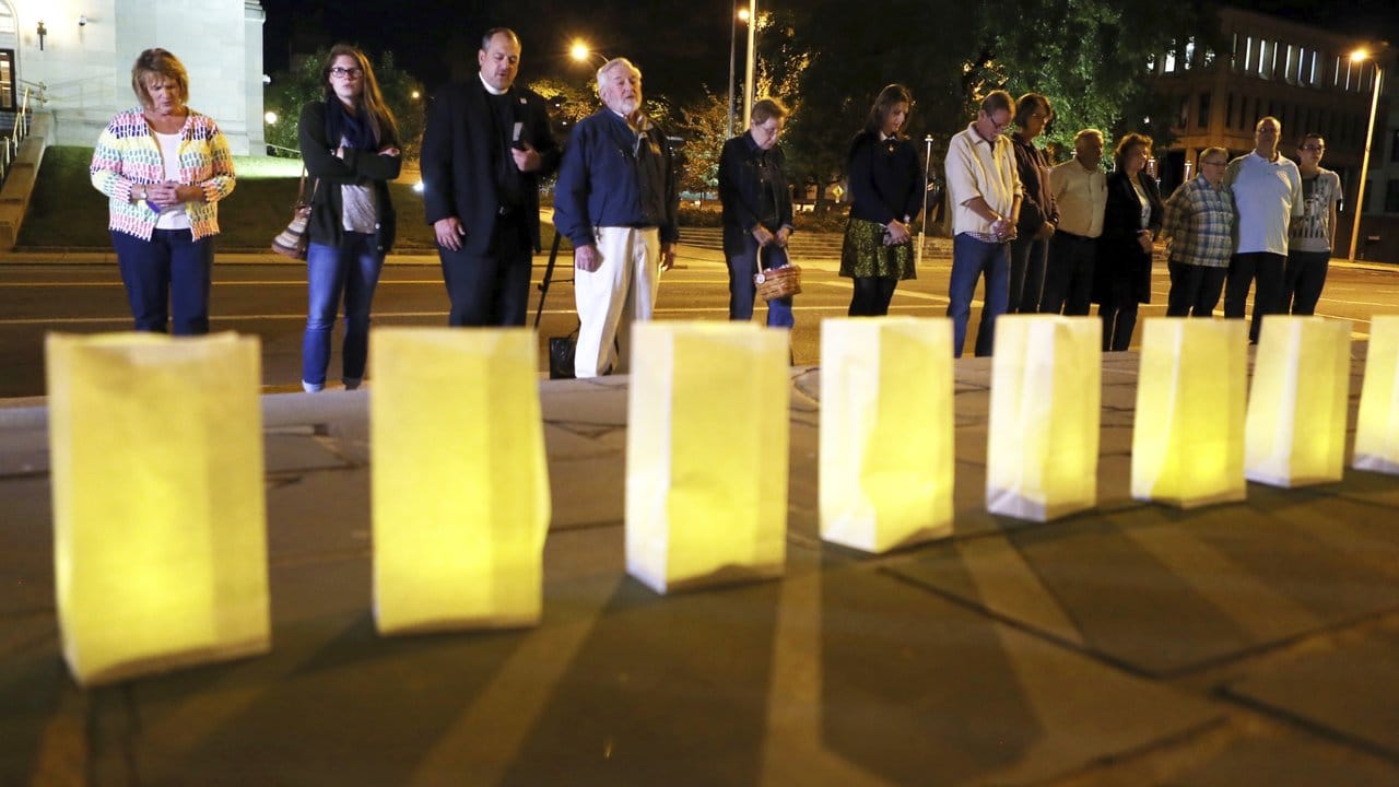 Menschen gedenken in Roanoke, Virgina, an der Greene Memorial United Methodist Kirche der Opfer nach einer Schießerei in Las Vegas. Menschen gedenken in Roanoke, Virgina, an der Greene Memorial United Methodist Kirche der Opfer nach einer Schießerei in Las Vegas.