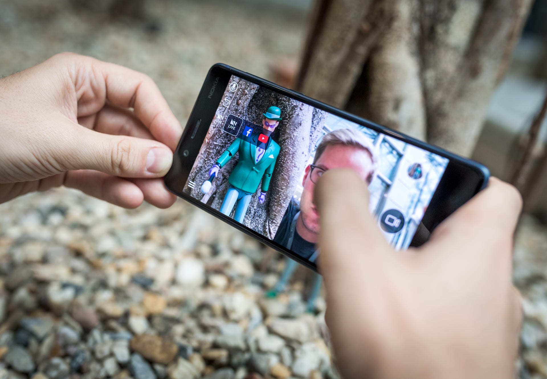 Simultane Aufzeichnung von Front- und Rückkamera ist nicht neu, das Nokia 8 setzt diese so genannten Bothies aber sehr einfach und praktisch ein. So können direkt aus der Kamera-App etwa Livestreams mit Bildern vom Filmenden und dem was er sieht, gestartet werden.