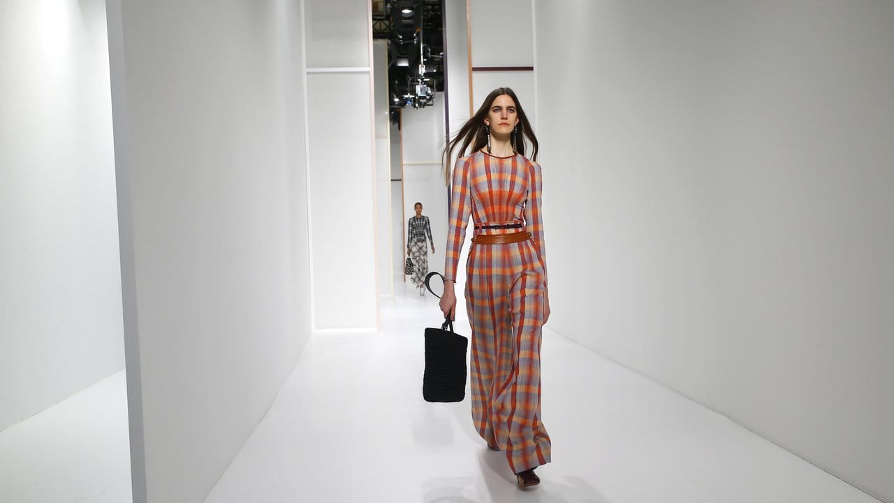 Mit weit geschnittenen Hosen durch enge Gänge: Hermès bei der Modewoche in Paris.