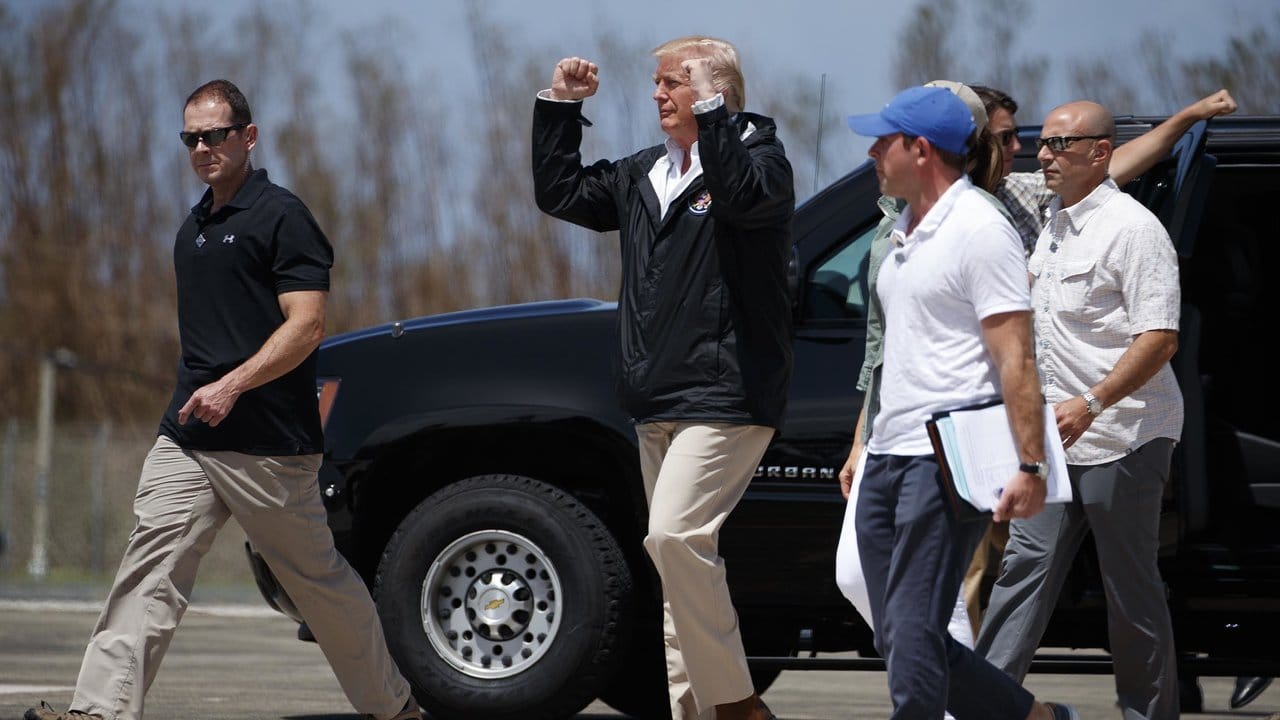 Siegerpose: US-Präsident Donald Trump geht mit erhobenen Fäusten über den Flugplatz von San Juan. Siegerpose: US-Präsident Donald Trump geht mit erhobenen Fäusten über den Flugplatz von San Juan.