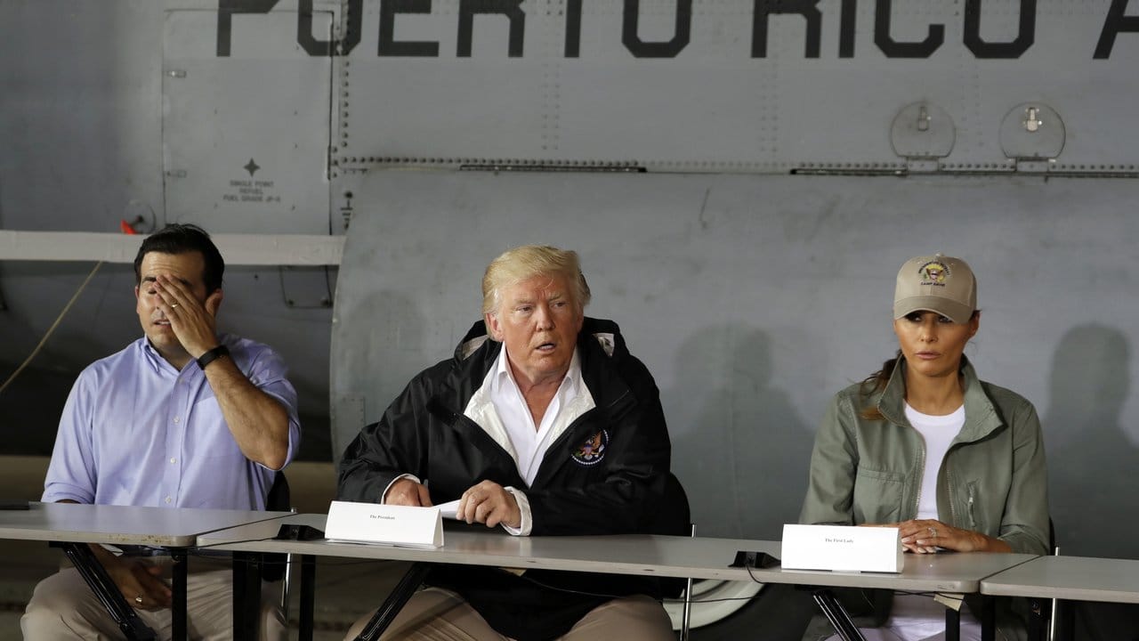 Donald Trump, First Lady Melania Trump und der Gouverneur von Puerto Rico, Ricardo Rossello, im Gespräch in San Juan. Donald Trump, First Lady Melania Trump und der Gouverneur von Puerto Rico, Ricardo Rossello, im Gespräch in San Juan.