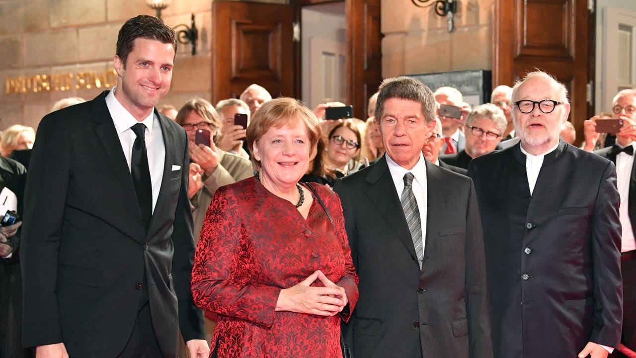 Die Intendanten Matthias Schulz (l) und Jürgen Flimm (r) begrüßen Bundeskanzlerin Angela Merkel und ihren Mann Joachim Sauer.