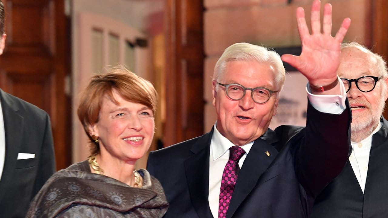 Zu den Ehrengästen gehören auch Bundespräsident Walter Steinmeier und seine Frau Elke Büdenbender.