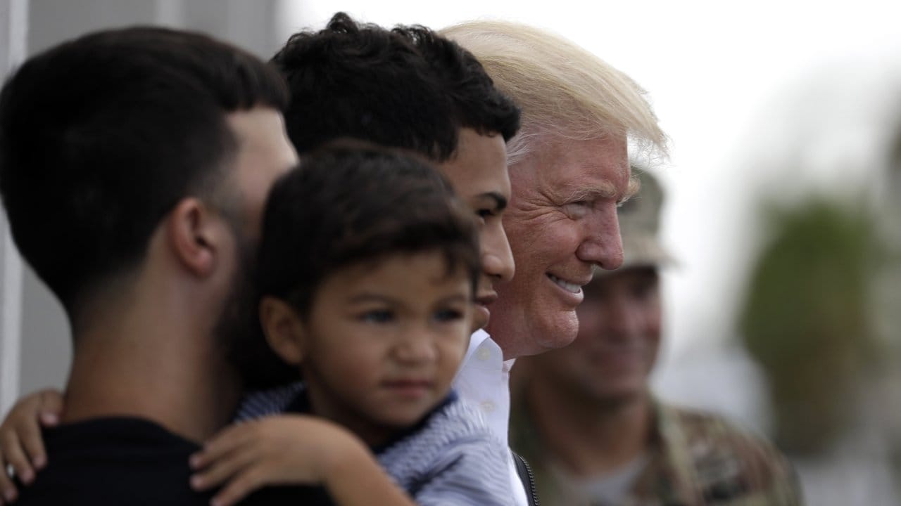 Donald Trump hat bei seinem Besuch der von Hurrikan "Maria" schwer verwüsteten Karibikinsel Puerto Rico die Zahl der Todesopfer relativiert. Donald Trump hat bei seinem Besuch der von Hurrikan "Maria" schwer verwüsteten Karibikinsel Puerto Rico die Zahl der Todesopfer relativiert.