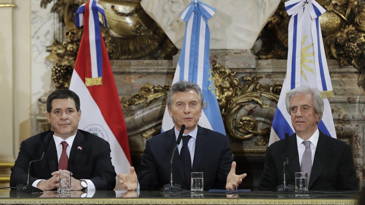 Wollen 2030 die Fußball-WM ausrichten: Die Präsidenten Paraguays (l), Argentiniens und Uruguays. Wollen 2030 die Fußball-WM ausrichten: Die Präsidenten Paraguays (l), Argentiniens und Uruguays.
