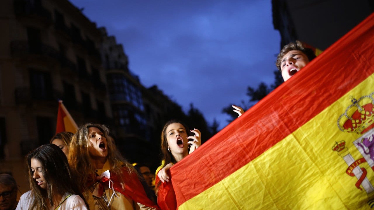 Gegner der Unabhängigkeit Kataloniens gehen am Donnerstagabend in Barcelona mit spanischen Nationalflaggen auf die Straße.