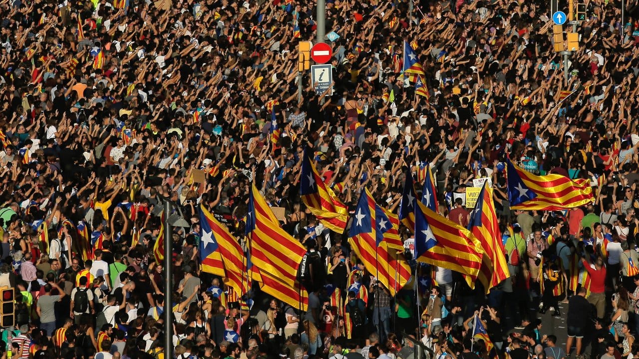 Tausende Befürworter der Unabhängigkeit haben sich am Dienstag auf dem Universitätsplatz von Barcelona versammelt.