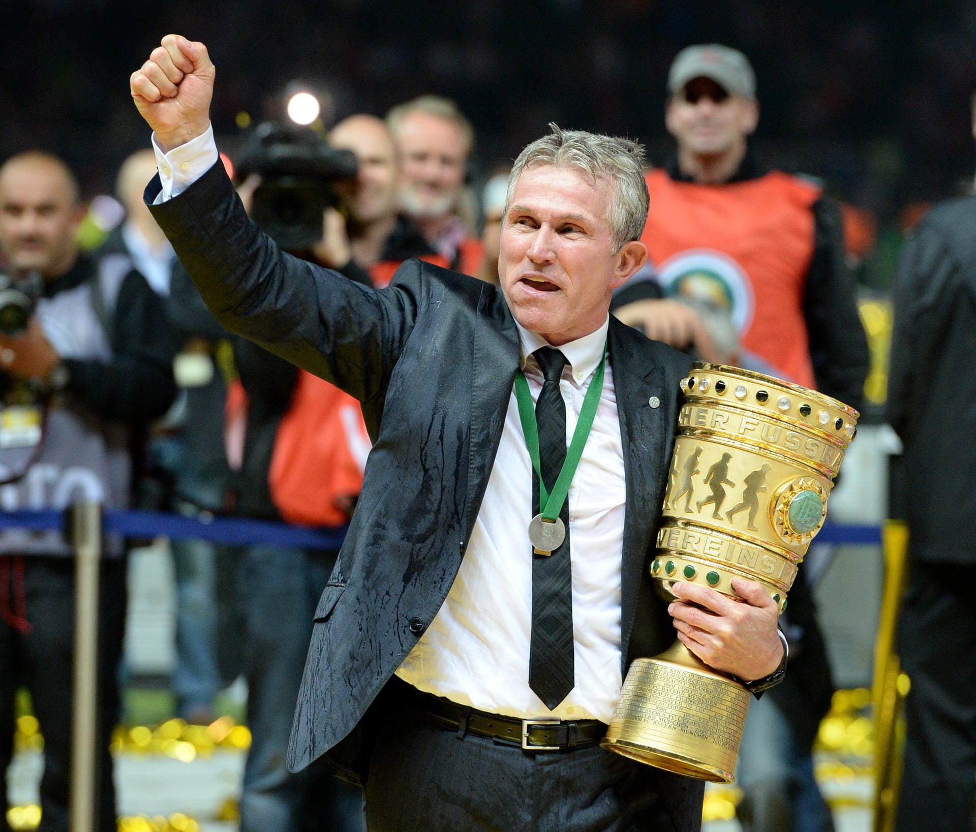 Das Double war also eingefahren. Aber es kam noch besser: Am 1. Juni, eine Woche nach dem Gewinn des Henkelpotts, bezwang der Rekordmeister im DFB-Pokal-Finale in Berlin den VfB Stuttgart mit 3:2 und machte das Triple perfekt.